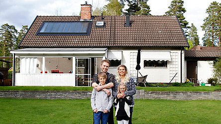 En familj utanför en villa